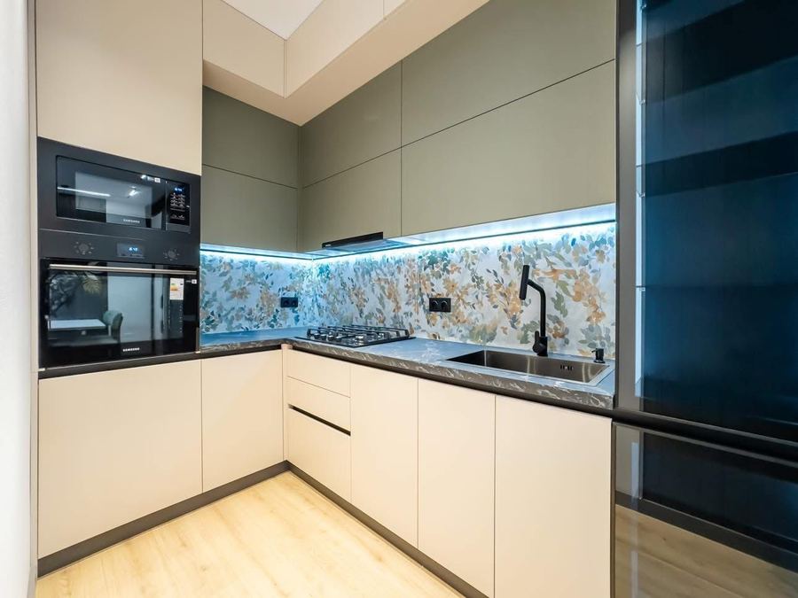 Handle-Free L-Shaped Kitchen - Even gaps and LED lights under the upper cabinets - Sani Building Corp