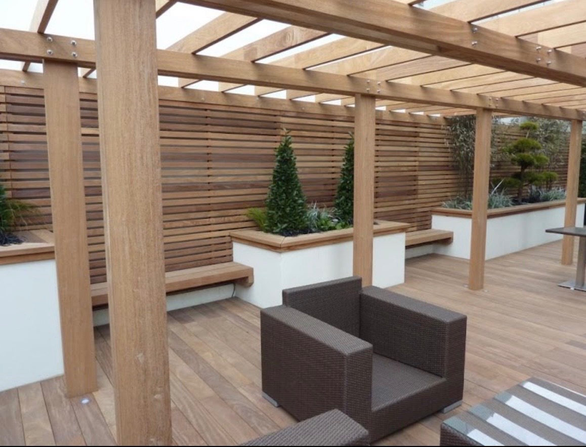 Cedar deck with railings - Sani Building Corp